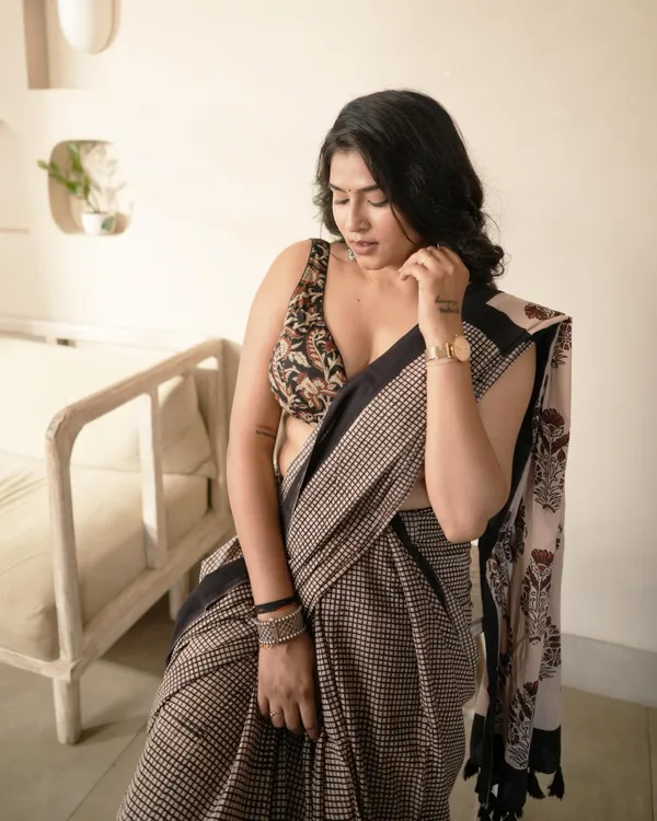 Black_Cotton_Checks_Printed_Mul_Saree_With_Tassels_For_Women